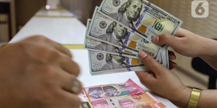 Rupiah Hari Ini Menyentuh 18.111 per dolar AS Dampak dari Harga Minyak