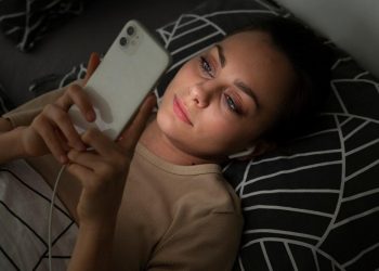 Apakah Aman Menggunakan HP Saat Dicas?